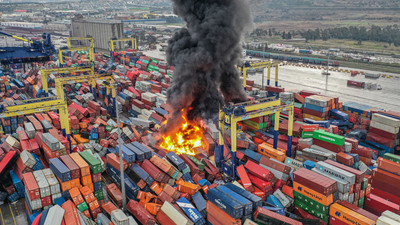 Son dakika... Depremin ardından İskenderun Limanı'nda yangın çıktı
