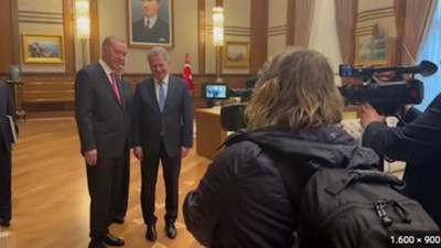 Erdoğan, Fin gazeteciye ayakkabı hediye etti