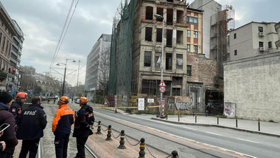 Karaköy'de beş katlı binada kısmi çökme meydana geldi