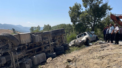 Freni patlayan kamyon namaz kılanların arasında daldı, 4 kişi öldü