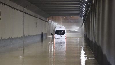 Antalya'da şiddeti yağış: Yollar göle döndü; okullar tatil