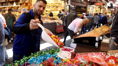 Bayram alışverişi için Eminönü'nde yoğunluk: İşte en ucuz bayram şekeri fiyatı