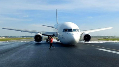 SON DAKİKA! İstanbul Havalimanı: İniş takımları açılmayan uçak gövde üzerine indi