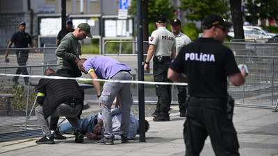 VİDEO |  Slovakya Başbakanı Robert Fico’ya silahlı saldırı anı ortaya çıktı