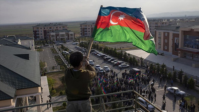 Rus barış gücü çekildi: Karabağ'da Azerbaycan bayrağı dalgalandı