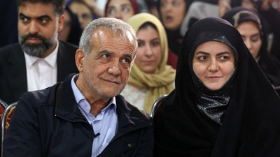 İran'daki bir ankete göre, seçim yarışında reformist aday Pezeşkiyan önde!