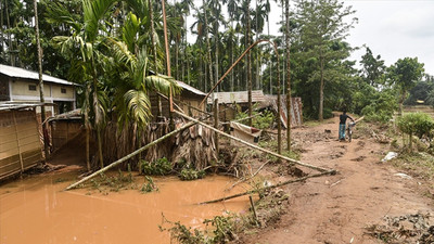 Aşırı yağışların yol açtığı sel ve toprak kaymalarında 16 kişi öldü