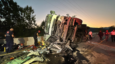 Bolu Dağı'nda zincirleme kazada tırın altında kalan otomobilin sürücüsü kurtarıldı