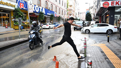 İstanbul'da sağanak: Caddeler göle döndü, evleri su bastı