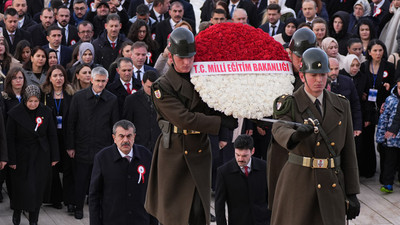 Milli Eğitim Bakanı Tekin, öğretmenlerle Anıtkabir'i ziyaret etti