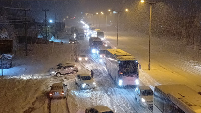 Ulaşıma kar engeli: Araçlar yolda kaldı, kazalar yaşandı