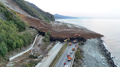 Artvin'de heyelan: Karadeniz Sahil Yolu ulaşıma kapandı