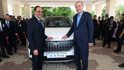 Cumhurbaşkanı Erdoğan'dan Malezya Başbakanı Enver'e Togg hediyesi