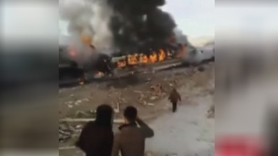 İki tren kafa kafaya çarpıştı