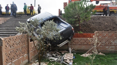 Araç evin bahçesine uçtu