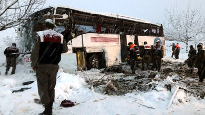 Otobüs uçuruma yuvarlandı: 5 ölü