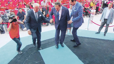 Bakan, Nafi Güral’ın önüne turkuaz halı serdi