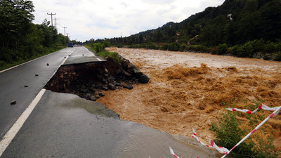 Artvin'de şiddetli yağış yolu çökertti