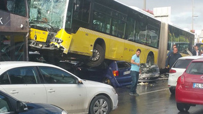 Yolcu şoförü darp etti! Metrobüs yoldan çıktı