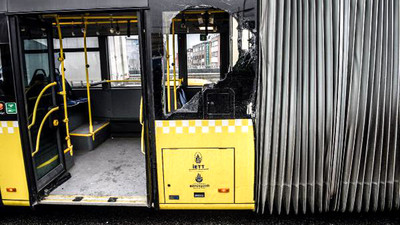 Metrobüs, yol yardım aracına çarptı