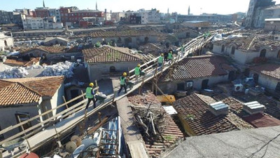 Kapalıçarşı'nın ilk kiremitleri döşenmeye başladı