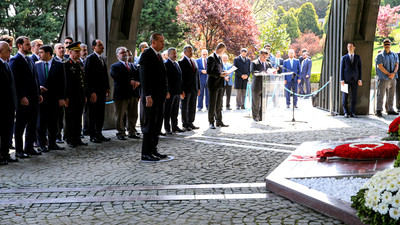 Özal'ın kabrini ziyaret etti
