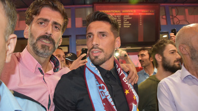 Sosa ve Volkan Şen'e havalimanında coşkulu karşılama