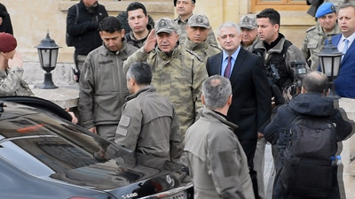 Orgeneral Akar sınır birliklerini denetledi