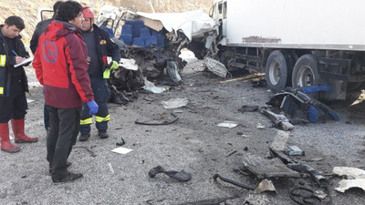 Minibüsle TIR çarpıştı: 8 ölü