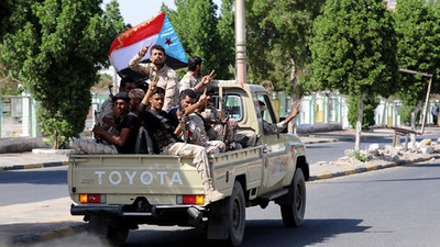 Yemen'de ayrılıkçılar, Aden'de karargahı ele geçirdi