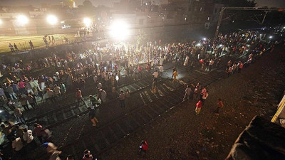 Hindistan'da kalabalığa tren çarptı: 58 ölü