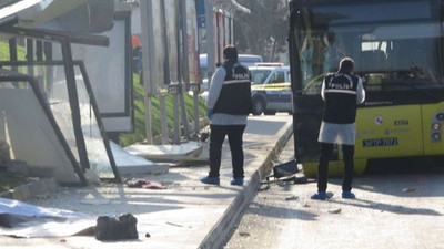 Otobüs durakta bekleyenlere çarptı