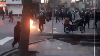 İran'da protestolarda 3 polis öldürüldü