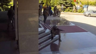 Aksakallı'nın Halisdemir'i alnından öptüğü an güvenlik kameralarında