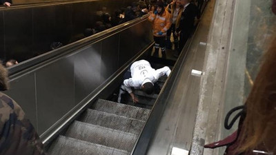 İstanbul metrosunda yürüyen merdiven çöktü