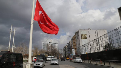 AKM önündeki büyük Türk bayrağı değiştirildi