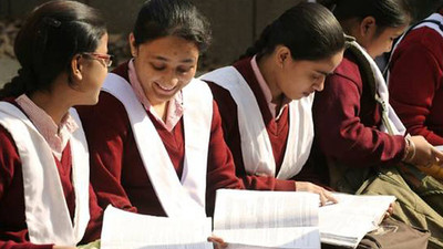 Hindistan'da 1,6 milyon öğrencinin sınavı iptal edildi