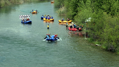 Raftingciler zirveyi bırakmak istemiyor