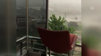 Yıldırım düşme anı kameraya yansıdı