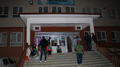 Veliler kayıt için okul önünde sabahladı