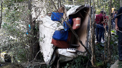 Minibüs uçuruma yuvarlandı: 5 ölü, 11 yaralı