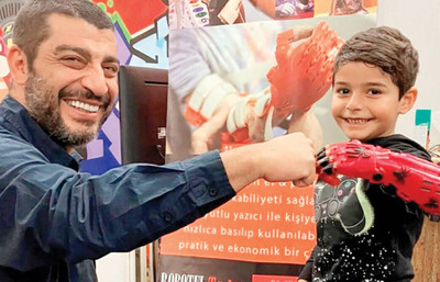 Depremzede çocuklar robot ellerle hayata tutunuyor