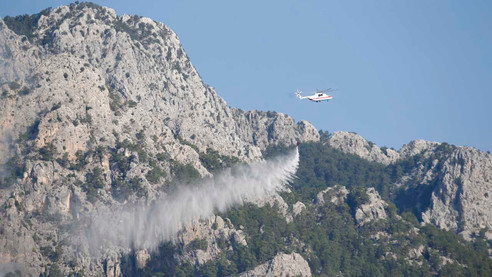 Kemer'deki yangına müdahale sürüyor