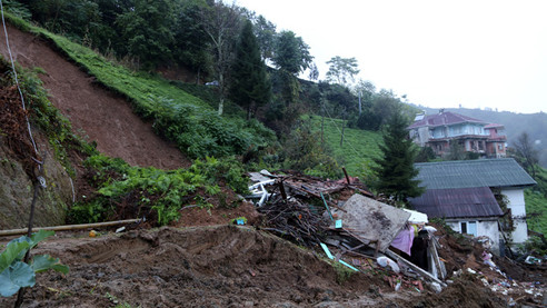 Rize'de toprak kayması: 2 ölü