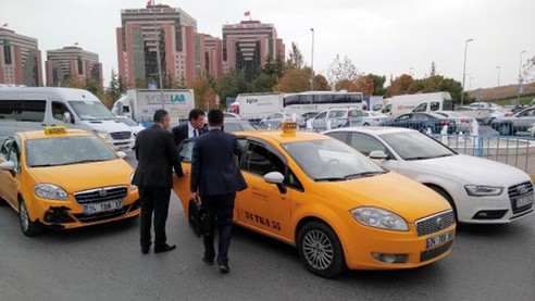 Bakan Zeybekci trafiği taksiyle atlattı