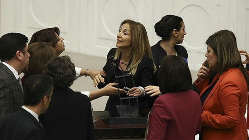 Kadın vekiller birbirine girdi
