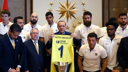 Fenerbahçe, kupayı Erdoğan'a götürdü