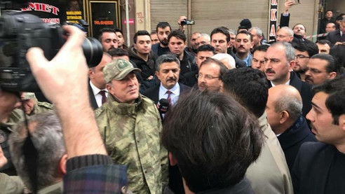 Akar, Kilis'te roketin düştüğü evi ziyaret etti