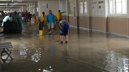 İzmir'de sağanak, hastaneyi su bastı