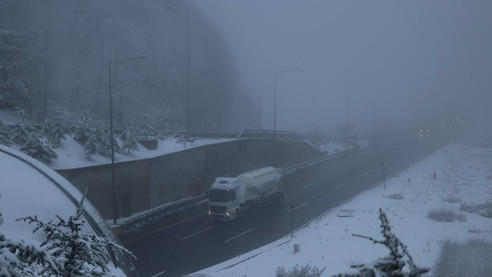 Bolu Dağı'nda kar bastırdı